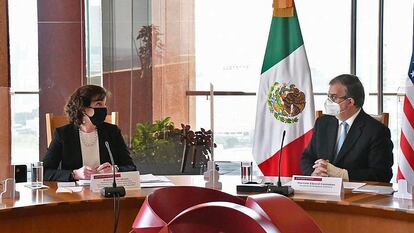 El canciller mexicano, Marcelo Ebrard, y la coordinadora de la Frontera Sur de la Casa Blanca Roberta Jacobson, este martes en Ciudad de México.