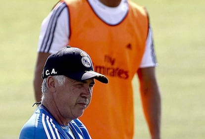 Carlo Ancelotti, con Cristiano Ronaldo al fondo.