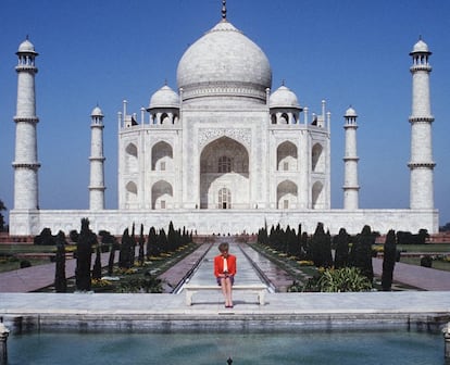 Una de las imágenes más llamativas y que más evidenciaron la distancia entre el matrimonio fue esta de Diana posando sola, cabizbaja y con gesto triste en el Taj Mahal, en una visita a India en febrero de 1992. Todo un despliegue gestual por parte de la princesa ante los medios, algo en lo que era experta.