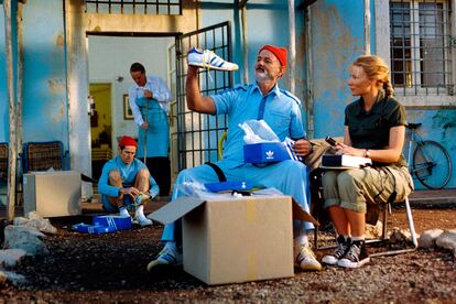 'The Life Aquatic' (Wes Anderson, 2004) 
	

	Un director tan cuidadoso y tan mitómano para determinadas piezas de moda y estilos como Wes Anderson tenía que tener por fuerza un recuerdo para uno de los símbolos más populares de la cultura americana del siglo XX.