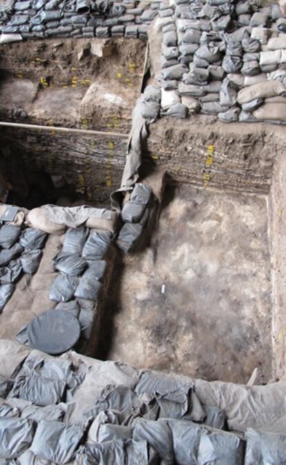 Excavaciones en el refugio de Sidubu, en Suráfrica, donde se han encontrado los colchones vegetales más antiguos que se conocen.