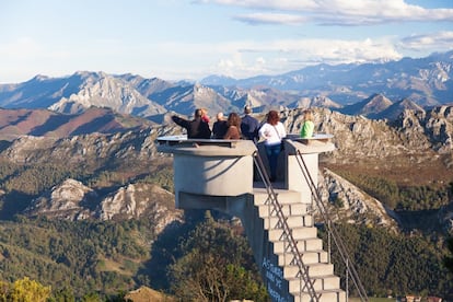 Fitu (Arriondas, Asturias). The Fitu lookout in Arriondas, Asturias, gives you a sweeping 360-degree view of the coast and beaches to the Sueve nature reserve and even to the Peaks of Europe National Park. On particularly nice days, visitors can see up to the municipalities of Cangas de Onís and Covadonga.