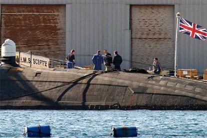 El submarino nuclear británico<i> Sceptre,</i> atracado ayer en Gibraltar.