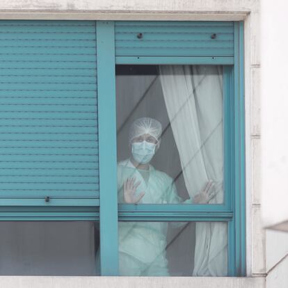 25/03/2020 Una trabajadora del personal sanitario protegida con mascarilla se asoma por una de las ventanas de la Residencia ORPEA Madrid Buenavista donde durante la jornada de hoy, militares de la UME acudirán al centro para desinfectar las zonas y evitar así la propagación del coronavirus, en Madrid (España), a 25 de marzo de 2020.
SALUD 
Eduardo Parra - Europa Press
