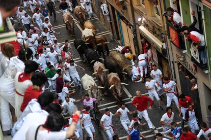 Los toros de la ganadería gaditana de Núñez del Cuvillo han abierto el primer encierro de los Sanfermines de 2022 con una carrera rápida, de 2:35 minutos.