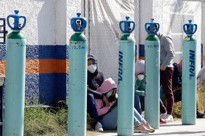 Habitantes de Puebla dejan tanques de oxígeno para hacer fila en espera de rellenarlos.