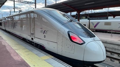 Una de las nuevas unidades Avril de Renfe en la estación de Ourense. Foto cedida por la empresa