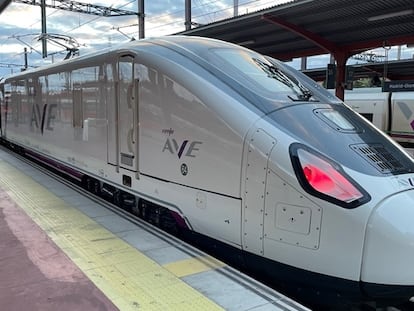 Una de las nuevas unidades Avril de Renfe en la estación de Ourense. Foto cedida por la empresa