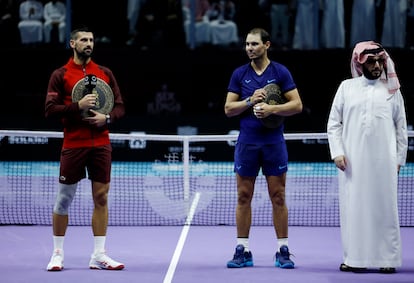 Djokovic, Nadal y un representante de la autoridad de Arabia Saudí, este sábado en Riad.