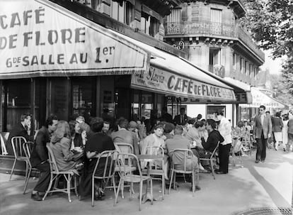 Vista de la terraza del Café de Flore en junio de 1949. 