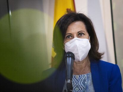 Robles, este lunes durante su visita al Cuartel General de la Unidad Militar de Emergencias en la Base Aérea de Torrejón.