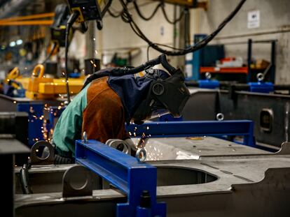 Un soldador trabaja en la factoría de la empresa ferroviaria Talgo en Las Rozas (Madrid).