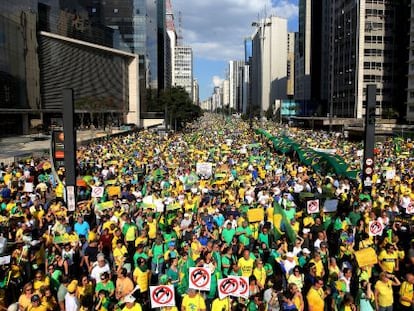 A Avenida Paulista neste domingo, tomada por manifestantes.