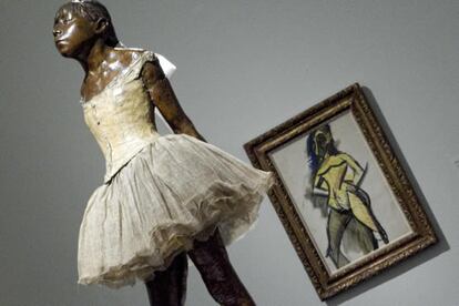El trabajo de los comisarios ahonda en los intereses paralelos de los dos artistas por temas que abarcan desde la moderna vida urbana hasta las figuras de la danza, pasando por actividades íntimas como el baño o por la afición común por la fotografía y la escultura. En la imagen a la izquierda<i> Joven bailarina</i>, de Degas, junto a<i> Desnudo amarillo</i> de Picasso.