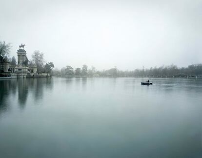 Una inusual imagen del lago del Retiro. El libro <i>Madrid</i> se compone de 105 fotos.