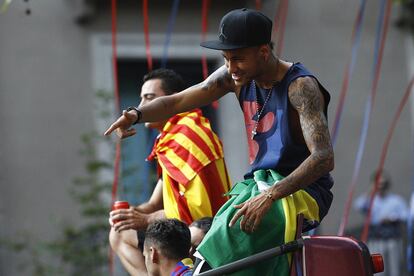 Neymar celebra els títols amb l'afició.