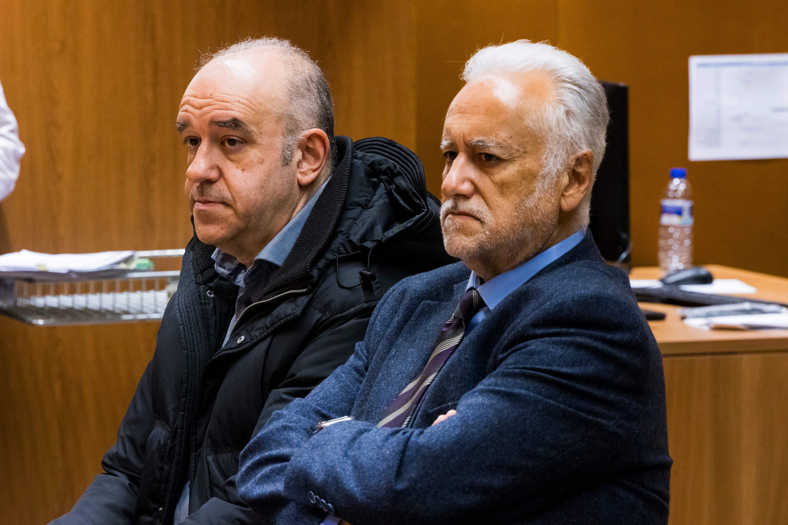 Manuel Reija, el lotero acusado de estafa, y su hermano Miguel, excargo de Loterías juzgado por encubrirlo, este martes en el juicio en A Coruña.