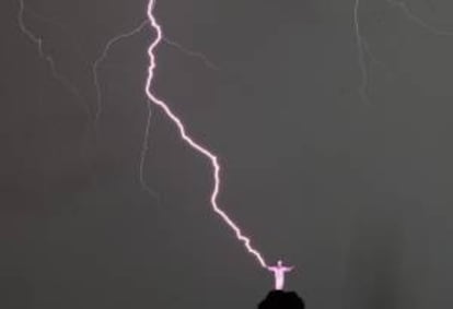 Vista de un rayo que cae en las manos de la estatua del Cristo Redentor el 16 de enero de 2014, en la ciudad de Río de Janeiro (Brasil).