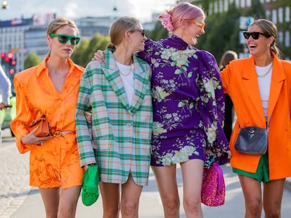 Cuatro chicas posan antes de entrar al desfile de 'Baum und Pferdgarten' el 11 de agosto de 2021 en Copenhague, Dinamarca. (Photo by Christian Vierig/Getty Images)