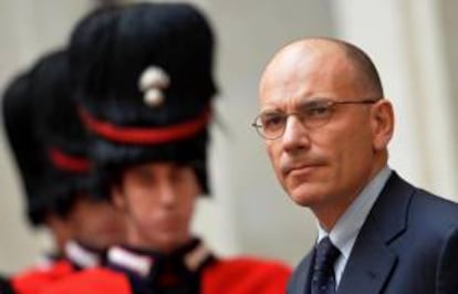 El primer ministro italiano, Enrico Letta (d), pasa revista a la guardia de honor durante una ceremonia de bienvenida celebrada con motivo de la visita del presidente de Croacia, Ivo Josipovic (no aparece), en el Palacio Chigi, en Roma (Italia) hoy, martes 3 de diciembre de 2013.