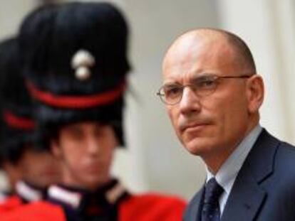 El primer ministro italiano, Enrico Letta (d), pasa revista a la guardia de honor durante una ceremonia de bienvenida celebrada con motivo de la visita del presidente de Croacia, Ivo Josipovic (no aparece), en el Palacio Chigi, en Roma (Italia) hoy, martes 3 de diciembre de 2013.