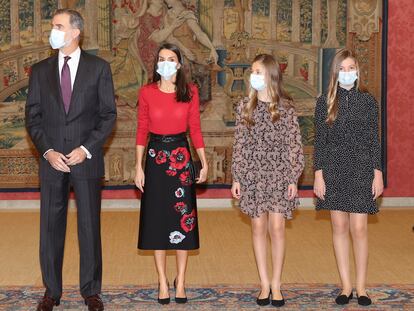 Los Reyes y sus hijas Leonor y Sofía, en la reunión del Patronato de la Fundación Princesa de Girona este viernes.