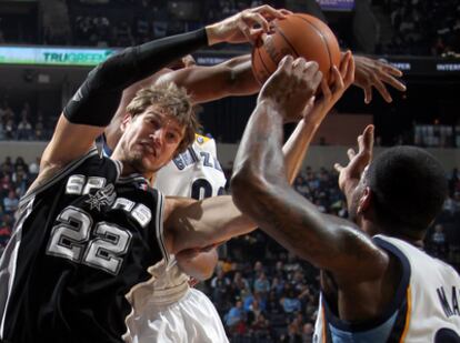 Tiago Splitter, de los Spurs, lucha por un balón con los jugadores de Memphis.