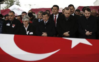 El presidente turco, Recep Tayyip Erdogan, en el funeral de uno de los policías muertos en el atentado del sábado en Estambul, este lunes.