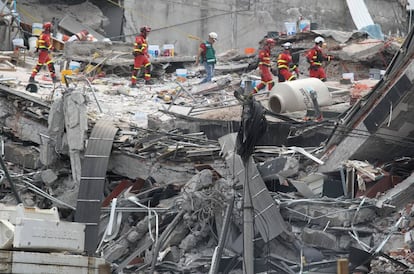 Brigadistas españoles realizan tareas de rescate tras el terremoto en México.