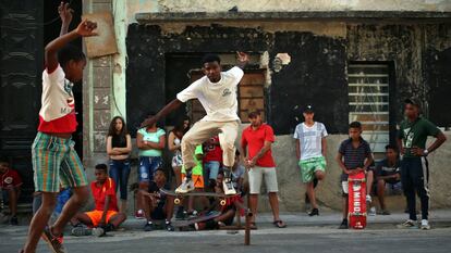 Un niño realiza un salto en con un skateboard, en La Habana (Cuba).