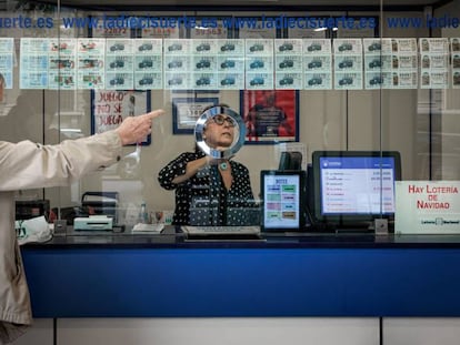 Un hombre compra en administración de lotería de Valencia, este martes.