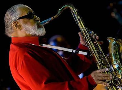 Sonny Rollins demostró a sus 77 años, en el Festival de Jazz de Vitoria, que es capaz de tocar sin parar durante tres horas seguidas.