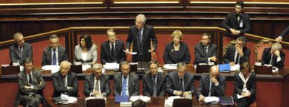 El nuevo primer ministro italiano, Mario Monti, presenta en el Senado, ayer junto a su Gobierno, las líneas de su actuación.