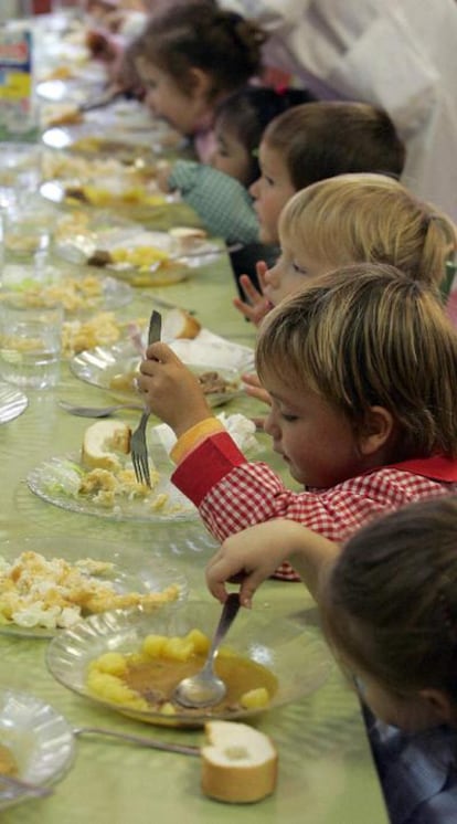 Niños en el comedor de su colegio en Madrid.