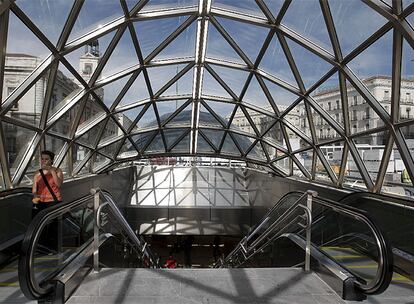 La nueva estación de Cercanías de Sol, en pleno centro de Madrid, se inaugura el sábado 27 de junio de 2009 con casi dos años de retraso, ya que en el proyecto inicial constaba que la obra debería estar lista para mediados de 2007. Cuenta con la caverna en suelo más grande del mundo, con 207 metros de longitud, 20 metros de ancho y 15 metros de alto. Esta nueva estación permite que los viajeros de Cercanías puedan llegar hasta el Kilómetro Cero desde la estación de Atocha, sin necesidad de hacer transbordo, a través del segundo túnel Atocha- Chamartín.