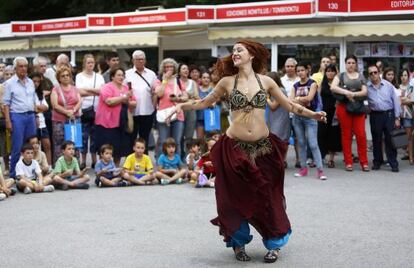 Bailarinas en el Paseo de Coches del Retiro.