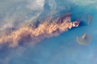 Fotografia feita a partir da Estação Espacial Internacional mostra o vulcão Krakatoa em erupção, que originou um tsunami que deixou dezenas de mortos.