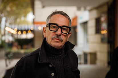 El actor Alfredo Castro fuera del Teatro Oriente en Santiago, Chile