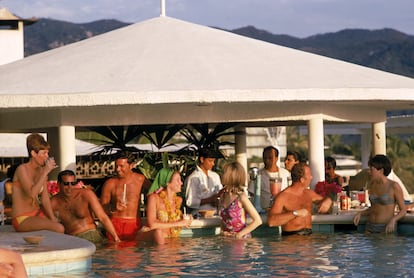 Invitados en el Villa Vera Racquet Club, Acapulco, Mexico, 1968.