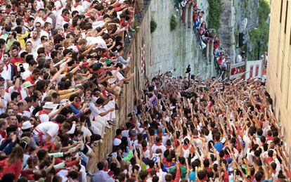 Cientos de personas se concentran en el inicio e la cuesta de Santo Domingo para cantar a San Fermín y pedir su protección momentos antes de que de comienzo el primer encierro de los Sanfermines