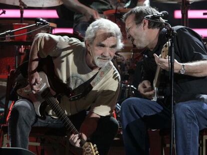 Cale, a la izquierda, junto a Clapton, en un concierto en San Diego en 2007