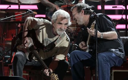 Cale, a la izquierda, junto a Clapton, en un concierto en San Diego en 2007