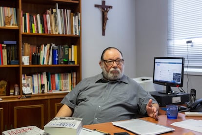 Carlos María Galli en su oficia de Buenos Aires.