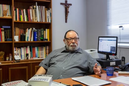 Carlos María Galli en su oficia de Buenos Aires. 