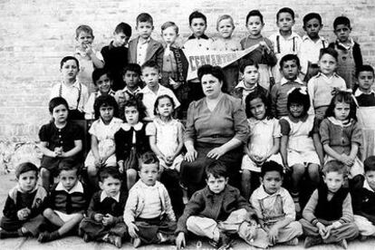 Profesora y alumnos del Colegio Cervantes de Torreón, hacia 1940.