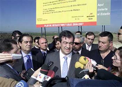 Francisco Álvarez-Cascos, ayer, en el punto donde se iniciarán las obras del AVE Bobadilla-Granada.