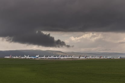 Aeródromo industrial de Teruel, rodeado de campos de trigo.