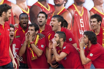 Varios compañeros bromean con Pau Gasol en el escenario de la Plaza de Callao.