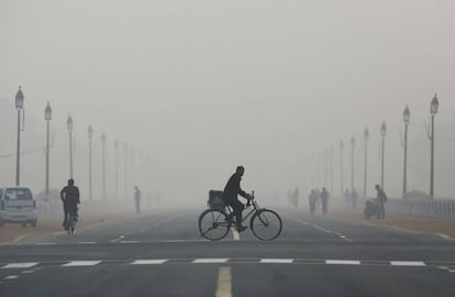 Contaminaci&oacute;n atmosf&eacute;rica en una de las calles de Delhi, India