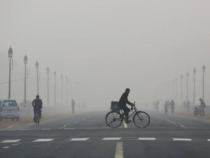 Contaminaci&oacute;n atmosf&eacute;rica en una de las calles de Delhi, India